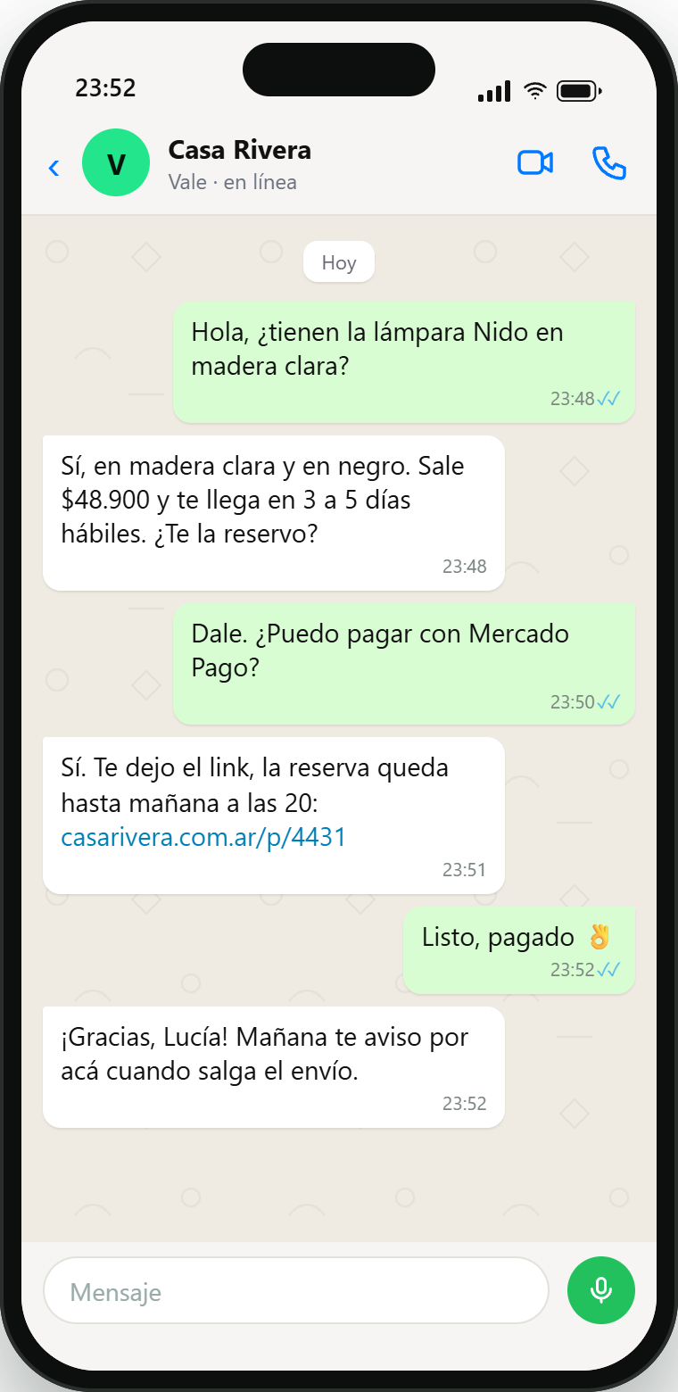 Charla de WhatsApp en la que el agente vende una lámpara a las 23:48